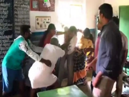 Tamil Nadu teacher caught having sex in govt school, angry villagers thrashed | स्कूल में शिक्षक और आंगनबाड़ी की महिला कर रहे थे सेक्स, गांव वालों ने रंगेहाथ पकड़कर जमकर पीटा