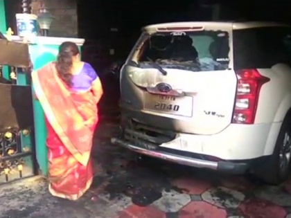 Petrol bomb hurled at BJP leader's house in Coimbatore | तमिलनाडु: BJP दफ्तर के सामने कार पर फेंका पेट्रोल बम घटना ,सीसीटीवी में कैद हुए आरोपी