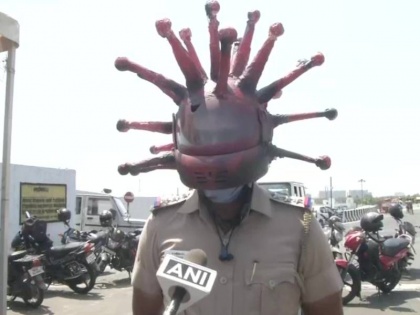 Tamil Nadu police creating awareness among the people helmet designed to look like Coronavirus | कोरोना के प्रति जागरूकताः तमिलनाडु पुलिस की पहल, कोरोना जैसा हेलमेट पहन कर लोगों से कहा- प्लीज घर में रहें, सुरक्षित रहिए
