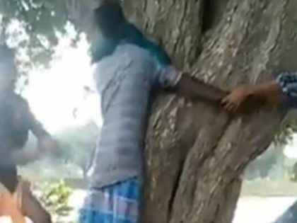 Thanjavur Tamil Nadu theft dalit youth tied tree brutally beaten video viral 4 people booked murder | तमिलनाडुः चोरी के आरोप में दलित युवक को आंखों पर पट्टी बांधकर पीटा, चार लोगों पर हत्या का मामला दर्ज