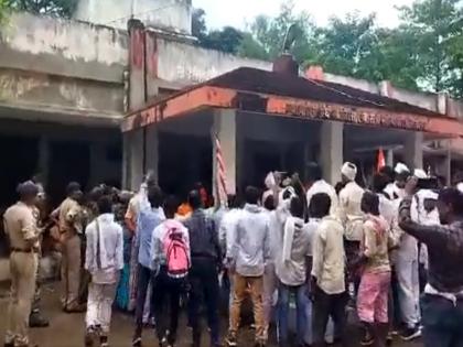 Jharkhand Tana Bhagats kept the Chief Justice's chamber closed for five hours police fired tear gas shell | झारखंडः ताना भगतों ने प्रधान न्यायाधीश के चेंबर को पांच घंटे तक बंद रखा, तितर-बितर करने के लिए पुलिस ने छोड़े आंसू गैस के गोले