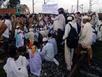 Jharkhand tana bhagats protest on rail track more than 70 goods trains stranded | ताना भगतों ने टोरी में रेल ट्रैक किया जाम, 70 से अधिक मालगाड़ियां फंसी, राजधानी एक्स्प्रेस को भी रोका गया
