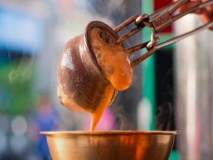 Tandoori chai Tea becoming hot favorite in Pakistan these days | पाकिस्तान में भी सबको लग गया ‘तंदूरी चाय’ का चस्का, दुकान पर रोज लगती है भीड़