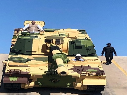 Gujarat: Defence Minister Rajnath Singh flagged off the 51st K-9 Vajra-T gun at the Larsen and Toubro Armoured Systems Complex at Hazira of Surat | रक्षा मंत्री राजनाथ सिंह ने चलाई के-9 वज्र-टी तोप, ‘स्वास्तिक’ का निशान बनाया, नारियल फोड़ा, जानिए खासियत