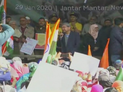 CAA NRC protest: Pakistan is not an enemy country says Activist Tapan Bose at Jantar Mantar | CAA Protest: 'पड़ोसी मुल्क हमारा दुश्मन देश नहीं है, सरकार के खिलाफ कुछ भी कहो तो हम पाकिस्तानी हैं' 
