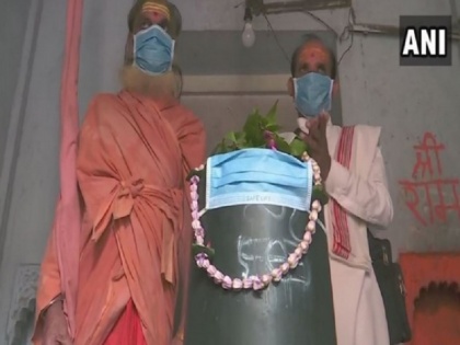 Uttar pradesh: Varanasi Tarkeshwar Mahadev temple shivling coverd with mask as air quality worsens due to pollution | यूपी: प्रदूषण से भगवान शंकर भी बेहाल!, वाराणसी के तारकेश्वर महादेव मंदिर में शिवलिंग को मास्क से ढका गया