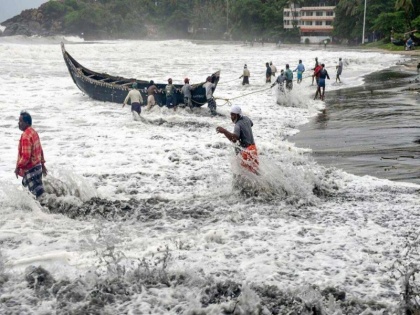 Cyclone Tauktae Live Updates: Tauktae Storm Turns 'Extremely Severe', Maha, Gujarat on Alert | Cyclone Tauktae Live Updates: तौकते 'बुरी गंभीर चक्रवाती तूफान में बदला', गुजरात और महाराष्ट्र में येलो अलर्ट जारी