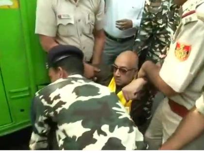 TDP MP detained as they staged protest outside prime ministers residence at Lok Kalyan Marg | पीएम आवास पर प्रदर्शन करने की कोशिश कर रहे TDP सांसदों को पुलिस ने हिरासत में लिया TDP MP detained as they staged protest outside prime ministers residence at Lok Kalyan Marg | पीएम आवास पर प्रदर्शन करने की कोशिश कर रहे TDP सांसदों को पुलिस ने हिरासत में लिया