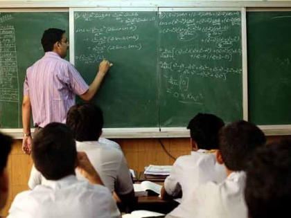 UP Ki Khabar: 26 teachers from Mathura who got jobs on the basis of fake degrees got paid | UP Ki Khabar: फर्जी डिग्री के आधार पर नौकरी पाने वाले मथुरा के 26 शिक्षकों का रोका गया वेतन