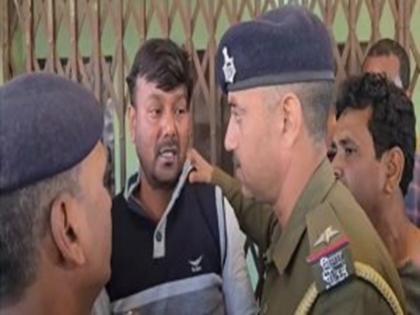 In Bihar's Bhagalpur district, a teacher was in an objectionable position with an 8th class student, villagers caught him red handed | बिहार के भागलपुर जिले में एक 8वीं कक्षा की छात्रा के साथ आपत्तिजनक स्थिति में था शिक्षक, ग्रामीणों ने रंगे हाथों पकड़ा In Bihar's Bhagalpur district, a teacher was in an objectionable position with an 8th class student, villagers caught him red handed | बिहार के भागलपुर जिले में एक 8वीं कक्षा की छात्रा के साथ आपत्तिजनक स्थिति में था शिक्षक, ग्रामीणों ने रंगे हाथों पकड़ा