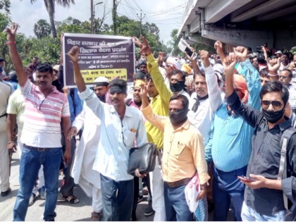 Teachers Day 2019: Bihar Teachers boycott school protesting for equal pay | बिहार: शिक्षक दिवस पर अध्यापकों ने किया स्कूल का बहिष्कार, समान वेतन की मांग को लेकर विरोध-प्रदर्शन