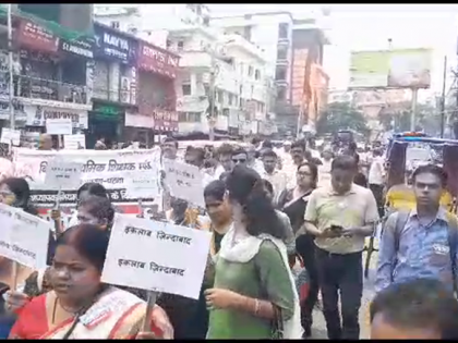 Bihar Government school teachers took streets in protest against new teacher manual fiercely protesting cm nitish kumar patna  | बिहारः नई शिक्षक नियमावली के विरोध में सरकारी स्कूल के शिक्षक सड़कों पर उतरे, जमकर विरोध प्रदर्शन