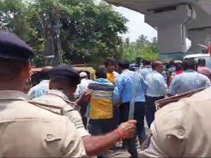 Patna police lathicharged teacher candidates who came out to lay siege toVidhan Sabha regarding planning policy Will surround the residence of the legislators on July 12 | नियोजन नीति को लेकर विधानसभा का घेराव करने निकले शिक्षक अभ्यर्थियों पर पुलिस ने बरसाई लाठियां, 12 जुलाई को विधायकों का आवास घेरेंगे Patna police lathicharged teacher candidates who came out to lay siege toVidhan Sabha regarding planning policy Will surround the residence of the legislators on July 12 | नियोजन नीति को लेकर विधानसभा का घेराव करने निकले शिक्षक अभ्यर्थियों पर पुलिस ने बरसाई लाठियां, 12 जुलाई को विधायकों का आवास घेरेंगे