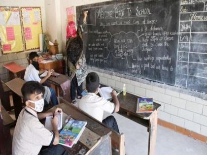 pakistan education directorate dress code male women teachers jeans tight tshirts | पाकिस्तान में शिक्षकों के जींस और टी-शर्ट पहनने पर प्रतिबंध, महिला कर्मचारियों को भी टाइट कपड़े पहनने की मनाही pakistan education directorate dress code male women teachers jeans tight tshirts | पाकिस्तान में शिक्षकों के जींस और टी-शर्ट पहनने पर प्रतिबंध, महिला कर्मचारियों को भी टाइट कपड़े पहनने की मनाही