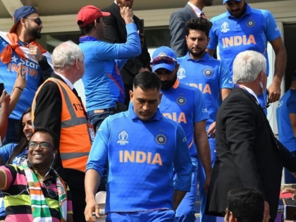 ICC World Cup 2019, India vs England: Team India privacy violated in a Birmingham hotel, three guests warned | CWC 2019: टीम इंडिया के होटल में तीन लोगों ने मचाया हंगामा, बिना इजाजत खींची परिवारों की तस्वीरें, मिली चेतावनी