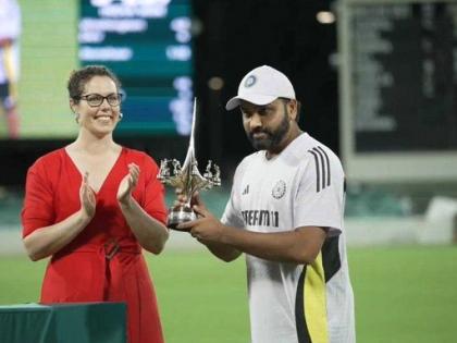 Border-Gavaskar Trophy 2024-25 series live bgt Gautam Gambhir rejoin Indian team in Australia on Tuesday see video | Border-Gavaskar Trophy 2024-25: आज टीम से जुड़ेंगे कोच गंभीर?, पर्थ में तिरंगा लहराने के बाद लौटे थे दिल्ली, आखिर कारण