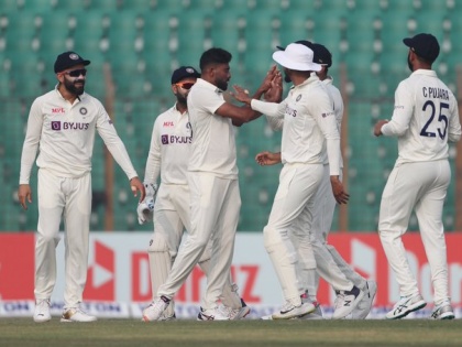 Bangladesh vs India 2022 Kuldeep Yadav and Mohammad Siraj took 7 wickets IND-404 BAN 133-8 Bangladesh trail by 271 runs | Bangladesh vs India 2022: कुलदीप और सिराज ने झटके 7 विकेट, बांग्लादेश 271 रन पीछे, आठ विकेट पर 133 रन