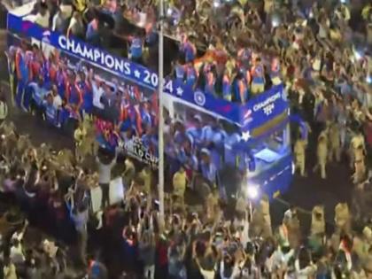 Team India Victory Parade Country procession Seven vehicles deployed remove garbage water bottles shoes and slippers Welcome Rohit Sharma T20 World Champions | Team India Victory Parade: जश्न के बाद जाम और झाम!, मरीन ड्राइव पर भीड़, बोतलों और जूते-चप्पलों सहित ढेर सारा कचरा छोड़ा, नगर निगम ने सात वाहनों में भरकर हटाया