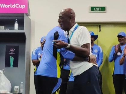 Team India T20 World Cup 2024 𝗗𝗿𝗲𝘀𝘀𝗶𝗻𝗴 𝗥𝗼𝗼𝗺 𝗕𝗧𝗦 Sir Vivian Richards backs Team India to win title rohit sharma virat kohli see video | Team India T20 World Cup 2024: भारतीय टीम ड्रेसिंग रूम में पहुंचे दिग्गज, कहा- आप विश्व कप जीतेंगे, देखें वो वीडियो जब...
