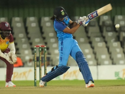 Womens T20I Tri-Series 2023 India won 56 runs Smriti Mandhana 51 balls 74 runs Harmanpreet Kaur 35 balls 56 runs third wick 115 runs 8 point number one | Womens T20I Tri-Series in South Africa 2023: टी20 विश्वकप से पहले कप्तान-उपकप्तान ने किया धमाका, 115 रन जोड़े, वेस्टइंडीज को 56 रन से हराकर अंक तालिका में नंबर एक