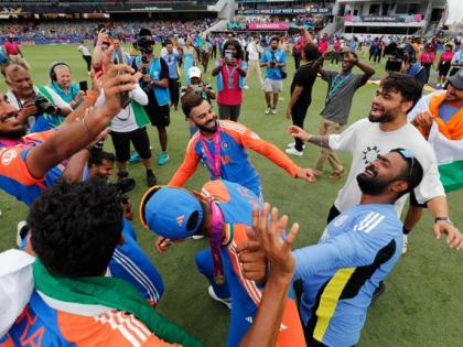 Team India Rohit Sharma wc 2024 Holding trophy like newborn baby Rohit Sharma said I want to live this moment plenty of time to sleep, watch video | Team India Rohit Sharma wc 2024: ट्रॉफी को नवजात शिशु की तरह पकड़ रखा था, रोहित शर्मा ने कहा- मैं इस पल को जीना चाहता हूं, सोने के लिए खूब समय, देखें वीडियो