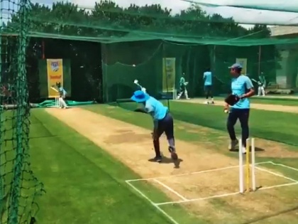 indian team using simulation machine and blind fold catching for fielding drills | भारतीय टीम 'पर्दे' के पीछे से गेंद फेंककर ऐसे करती है फील्डिंग का कठिन अभ्यास, कोच श्रीधर ने खोला राज