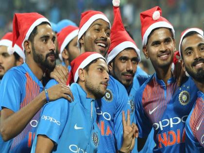 team india in santa claus dress up after win against srilanka in 3rd t20 | श्रीलंका के खिलाफ टी20 में जीत के बाद टीम इंडिया के खिलाड़ी बन गए सांता क्लॉज, ऐसे मनाया जश्न