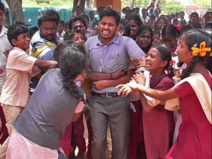 Tamil Nadu transfer of teacher Students and families protest transfer of English teacher | मत जाओ सर! टीचर के ट्रांसफर पर फूट-फूट के रोए छात्र और परिजन