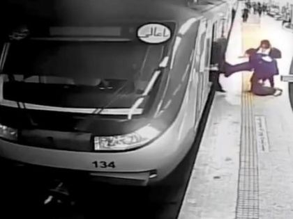 watch Tehran Metro Iranian teen Armita Geravand injured in alleged assault over hijab on Tehran metro dies after falling into coma see video | Tehran Metro: तेहरान मेट्रो में हिजाब पहने बिना सवार हुई किशोरी, चंद मिनट बाद संदेहास्पद घटना में घायल हुई ईरानी किशोरी की मौत, देखें वीडियो