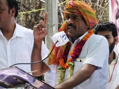 Haryana: Former BSF personnel Tej Bahadur Yadav, who joined JJP, will contest against Khattar | हरियाणाः जेजेपी में शामिल हुए बीएसएफ के पूर्व जवान तेज बहादुर यादव, खट्टर के खिलाफ लड़ेंगे चुनाव