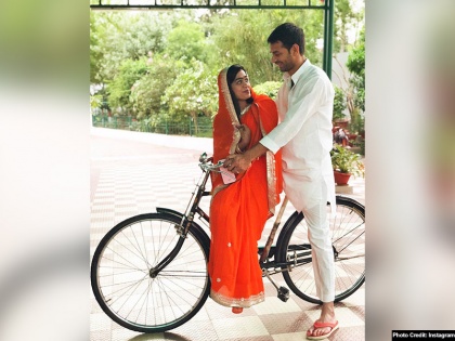 RJD tej pratap yadav romantic picture with wife aishwarya rai, here is honeymoon plan | देसी रोमांस करते दिखे बिहारी बाबू, पत्नी ऐश्वर्या को कराई साइकिल की सैर, वायरल हुई तस्वीर 