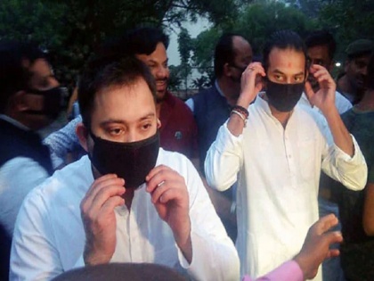 Amid Coronavirus Scare, Tej Pratap Yadav Puts Mask On Brother Tejashwi yadav picture viral | तेजप्रताप ने तेजस्वी को पहनाया मास्क और दिया सैनेटाइजर तो वायरल हुई तस्वीर, यूजर बोले- 'आप दोनों भाईयों ने...'
