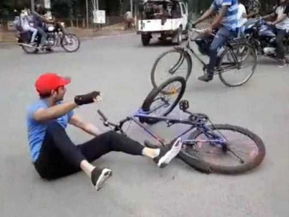 RJD Leader and Ex-Minister Tej Pratap Yadav cycle yatra spectacular tumble viral on social media | तेज प्रताप यादव से नहीं संभली साइकिल, सड़क पर गिर पड़े बिहार के पूर्व स्वास्थ्य मंत्री