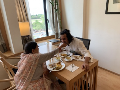 Tej Pratap Yadav shared a photo eating with mom writes love you mom | तेजप्रताप यादव ने मां राबड़ी के हाथ से खाना खाते हुए शेयर की तस्वीर, वायरल हो रहा नया हेयरस्टाइल