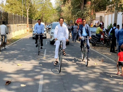 Tej Pratap Yadav reached Bihar assembly by bicycle, gave a message to save environment | बिहार: तेजप्रताप यादव साइकिल से पहुंचे विधानसभा, दिया पर्यावरण बचाने का संदेश, देखें तस्वीरें