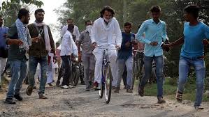 bihar rjd chief lalu yadav son minister Tej Pratap Yadav reached office bicycle said Netaji Mulayam Singh Yadav inspired dreams see video | साइकिल से दफ्तर पहुंचे पर्यावरण मंत्री तेज प्रताप, कहा-नेताजी मुलायम सिंह यादव ने सपने में आकर दी प्रेरणा