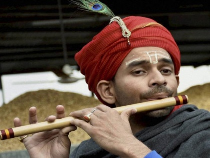The heart is touched by Pratap Yadav's voice of flute, people are its fan | दिल छू जाती है तेज प्रताप यादव की बाँसुरी की आवाज, लालू भी हैं फिदा
