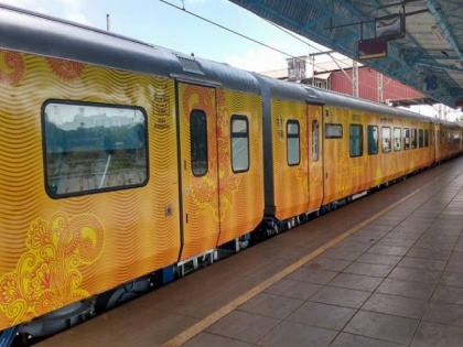 The first private train Tejas gains Rs 70 lakh in the first month, the revenue of about 3.70 crores from the ticket | पहली प्राइवेट रेलगाड़ी तेजस को पहले महीने 70 लाख रुपये का फायदा, टिकट से करीब 3.70 करोड़ की आय