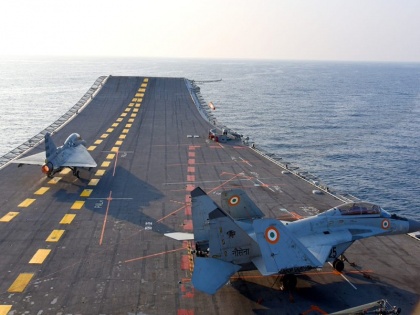 Tejas successfully flees aircraft carrier, increasing the skills of Indian Air Force | भारतीय वायुसेना के हुनर में इजाफा, तेजस ने विमान वाहक पोत से सफलतापूर्वक भरी उड़ान