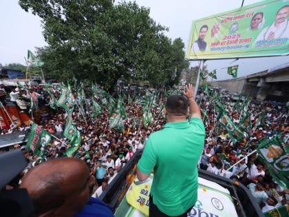 Tejashwi Yadav challenged Central and Bihar governments Challenged Anant Singh horseback in Mokama welcomed silver crown in Bakhtiyarpur | मोकामा में घोड़े पर सवार होकर अनंत सिंह को चुनौती, बख्तियारपुर में चांदी का मुकुट पहनाकर स्वागत, तेजस्वी यादव ने केंद्र और बिहार सरकार को ललकारा