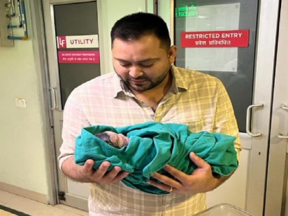 Tejashwi Yadav became father, shared picture and tweeted – God has sent gift in the form of a daughter | तेजस्वी यादव पिता बने, तस्वीर शेयर करते हुए ट्वीट किया- ईश्वर ने पुत्री रत्न के रूप में उपहार भेजा है