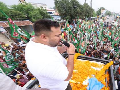 Tejashwi Yadav is surrounded by the political maze of Bihar and the political challenges are increasing rather than decreasing | Bihar Assembly Election 2025: सियासी चक्रव्यूह में घिरे तेजस्वी यादव, चुनौतियां कम होने के बजाय बजाय बढ़ती जा रही