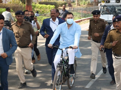 protest against the fuel price hike Bihar RJD leader Tejashwi Yadav rides bicycle residence to the vidhanshabha Patna | पेट्रोल-डीजल की बढ़ती कीमतों के विरोध में साइकिल से विधानसभा पहुंचे तेजस्वी यादव, देखें वीडियो