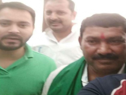 tejashwi yadav selfie with criminal goes viral in social media | बिहारः हरे रंग का गमछा लपेटे शख्स के चलते तेजस्वी यादव की सेल्फी हुई वायरल, लगे गंभीर अरोप