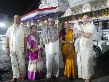 Lalu Yadav reached Andhra Pradesh with family, offered prayers at Tirupati Balaji temple | लालू यादव परिवार के साथ पहुंचे आंध्र प्रदेश, तिरूपति बालाजी मंदिर में की पूजा-अर्चना