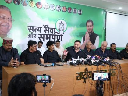 Tejashwi Yadav said When government itself starts choosing voters then what else left bury democracy Election Commission not referee game but player | जब सरकार ही वोटर चुनने लगे, तो लोकतंत्र को दफन करने में और क्या बचा है?, तेजस्वी यादव ने कहा-खेल का रेफरी नहीं, खिलाड़ी है चुनाव आयोग Tejashwi Yadav said When government itself starts choosing voters then what else left bury democracy Election Commission not referee game but player | जब सरकार ही वोटर चुनने लगे, तो लोकतंत्र को दफन करने में और क्या बचा है?, तेजस्वी यादव ने कहा-खेल का रेफरी नहीं, खिलाड़ी है चुनाव आयोग