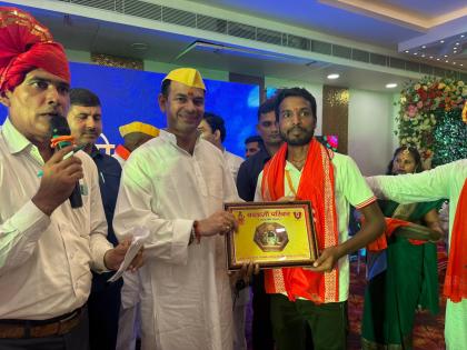 bihar polls Your MLA is dancing trouble RJD and Tejashwi Yadav Lalu Yadav's elder son Tej Pratap opens front | आपका विधायक नाच रहा है, राजद और तेजस्वी यादव के सामने मुश्किल?, लालू यादव के बड़े लाल तेज प्रताप ने खोल दिया मोर्चा