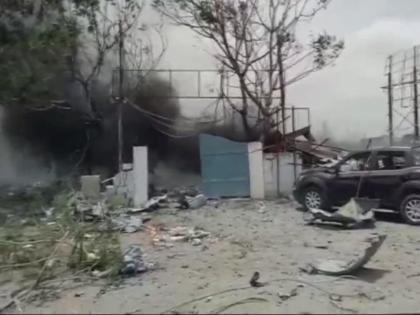 Telangana :10 people dead in fire at firecracker godown 4 fire tenders present at the spot | तेलंगाना: पटाखा फैक्ट्री में लगी भीषण आग की चपेट में 10 लोगों की मौत, कई लोग घायल 