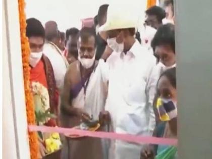 Telangana CM cut ribbon on hand for not getting a catch, video is going viral on social media | VIDEO: उद्घाटन के दौरान नहीं मिली कैंची तो हाथ से तोड़ दिया फीता, तेलंगाना के मुख्यमंत्री का वीडियो वायरल