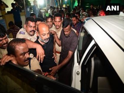 Telangana Police took BJP state president Bandi Sanjay into custody from his residence in Karimnagar | तेलंगाना: देर रात पुलिस ने भाजपा प्रदेश अध्यक्ष बंदी संजय को उनके आवास से किया गिरफ्तार; भाजपा ने थाने का किया घेराव, दी ये चेतावनी